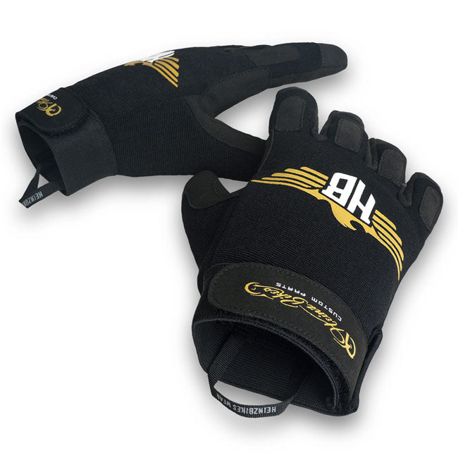 The Glove-ONE gloves from the new HeinzBikes Wearr collection. An all-rounder with a padded palm rest and an anatomical shape; it promises perfect hand protection. The ergonomic palms make the glove robust and ensure a long service life. High-quality materials ensure absolute comfort; freedom of movement; and maximum breathability. An adjustable hook-and-loop closure ensures a perfect fit on every wrist. The Glove-ONE offers motorcyclists better grip and safety without being unnecessarily warm or stiff.