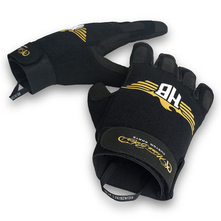 The Glove-ONE gloves from the new HeinzBikes Wearr collection. An all-rounder with a padded palm rest and an anatomical shape; it promises perfect hand protection. The ergonomic palms make the glove robust and ensure a long service life. High-quality materials ensure absolute comfort; freedom of movement; and maximum breathability. An adjustable hook-and-loop closure ensures a perfect fit on every wrist. The Glove-ONE offers motorcyclists better grip and safety without being unnecessarily warm or stiff.
