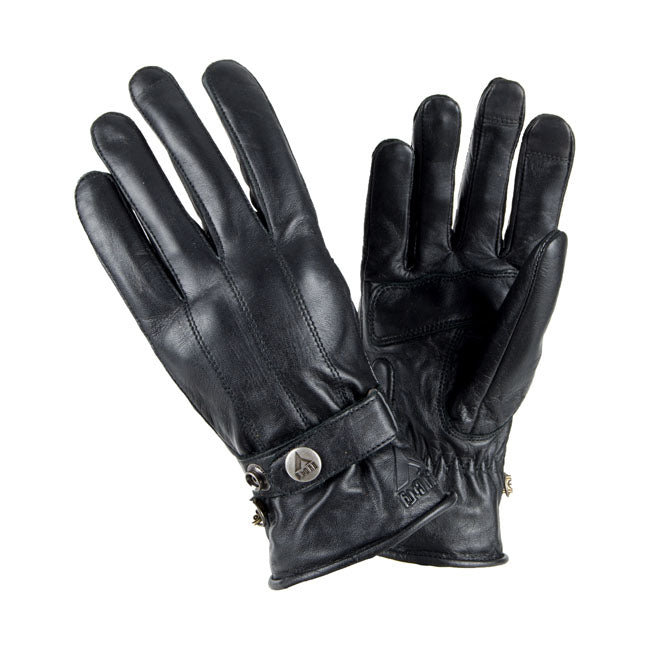 The By City Elegant gloves made of high quality cowhide. Completely waterproof. Protection in knuckles of PVC and double skin in the palm of the hand. Double protection on the wrist by buttons and touch function in index finger. The gloves are CE approved; CE UNE-EN:13595: 2015-CE. Elegance and comfort on your bike.