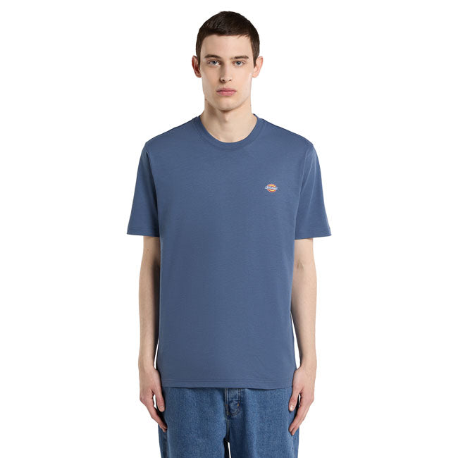 The Dickies Mapleton t-shirt is a regular fit crewneck t-shirt made of soft and breathable BCI certified cotton jersey featuring the iconic Dickies logo in small on the chest. Available in a wide selection of classic and seasonal colors. The classic staple cotton T-shirt made for everyday wear. Jersey 100% BCI cotton 160 GSM