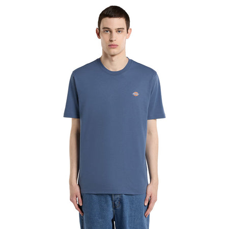The Dickies Mapleton t-shirt is a regular fit crewneck t-shirt made of soft and breathable BCI certified cotton jersey featuring the iconic Dickies logo in small on the chest. Available in a wide selection of classic and seasonal colors. The classic staple cotton T-shirt made for everyday wear. Jersey 100% BCI cotton 160 GSM