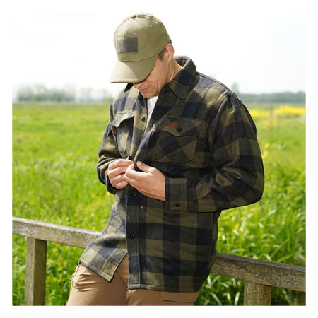 This timeless lumberjack shirt is made of high quality and has a perfect fit. With double layer for extra warmth and against rain; 100% cotton.