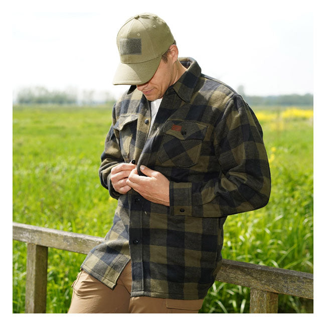 This timeless lumberjack shirt is made of high quality and has a perfect fit. With double layer for extra warmth and against rain; 100% cotton.