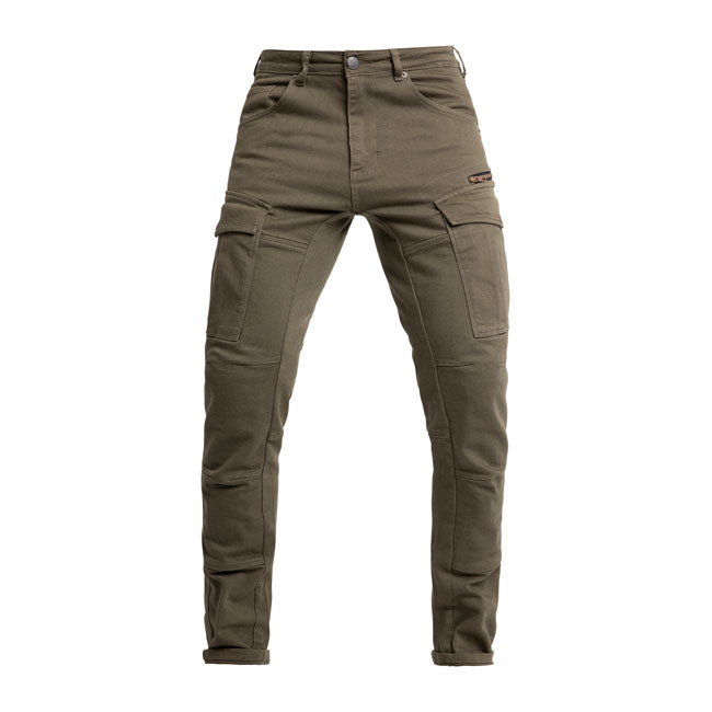 The John Doe Defender cargo pants are part of the monolayer collection and therefore also AAA-certified. This means that the Defender does exactly what its name promises. It defends you on the motorcycle thanks to the highest possible CE protection. The specially developed XTM fiber turns a pair of classic cargo pants into a pair of robust; abrasion-resistant and crash-proof motorcycle pants that remain extremely light thanks to a single layer of fabric. The XTM knee and hip protectors are not only removabl