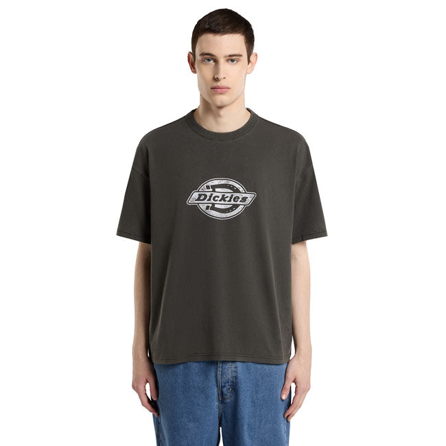 The Dickies Plainville t-shirt is a boxy fit t-shirt. Made out of 230GSM garment dyed open-end cotton; features include faded front Dickies icon print. A vintage inspired; classic looking heavyweight t-shirt. Boxy fit 100% cotton 230 GSM