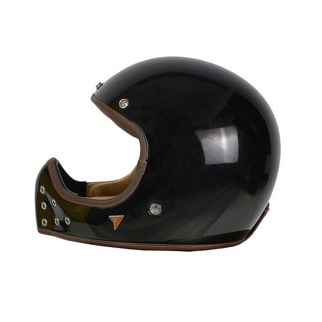 The By City Rock helmet incorporates the latest technological advances and developments to make its characteristics to be very light and ventilated. It has been designed for those who are looking for a classic aesthetic. With a very compact and refined design; with leather interiors and finishes; it has an easy to use double ring fastening system for a perfect fit. Removable and washable inner padding. The helmet is ECE/UN R.22.06 approved.
