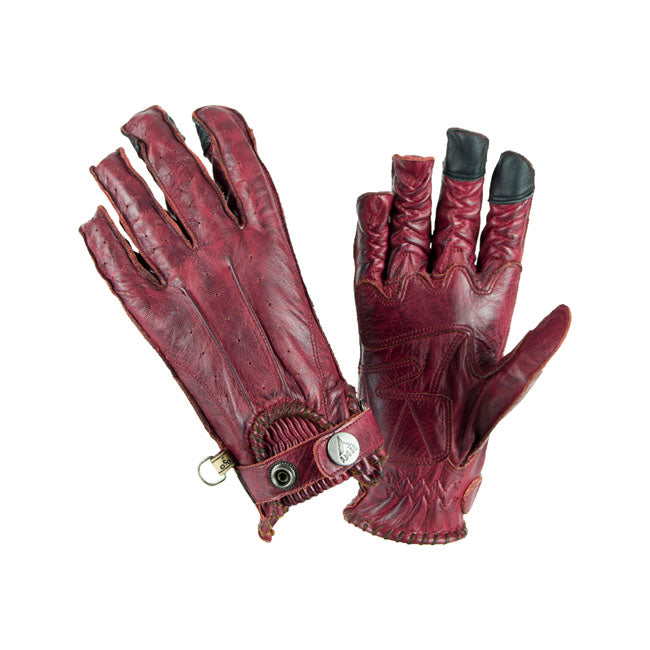 The By City Second Skin gloves fits like the name already says like a second skin. Comfortable; made of leather; adjustable by metal button on wrist. They have the touch function on the index finger and are CE approved; CE UNE-EN:13595:2015-CE. Enjoy the summer with these Second Skin gloves.