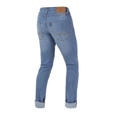 Enjoy every day with your motorcycle thanks the Route II jeans of By City. With them you will be completely protected thanks to the single layer abrasion resistant cotton denim fabric with blend yarn technology and its removable protections. In addition to having the By City style. Features removable knee protections (adjustable to two heights) "Flexishock" certified EN1621-1: 2012 CE Level 1. The jeans are an approved product for motorcycle CE EN17092-4: 2020 Level A. Features five outer pockets and YKK zi