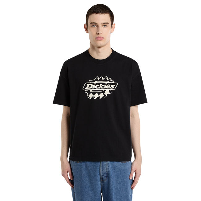 The Dickies Irondale t-shirt is a boxy fit graphic t-shirt; made out of a sturdy and flexible 230GSM cotton. Features include ironworks adapted Dickies logo centre chest graphic; and woven Dickies side seam label. A daily T-shirt with elevated icon artwork. Boxy fit 100% cotton 230 GSM