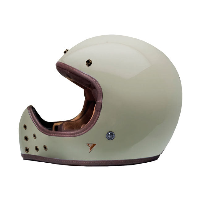 The By City Rock helmet incorporates the latest technological advances and developments to make its characteristics to be very light and ventilated. It has been designed for those who are looking for a classic aesthetic. With a very compact and refined design; with leather interiors and finishes; it has an easy to use double ring fastening system for a perfect fit. Removable and washable inner padding. The helmet is ECE/UN R.22.06 approved.