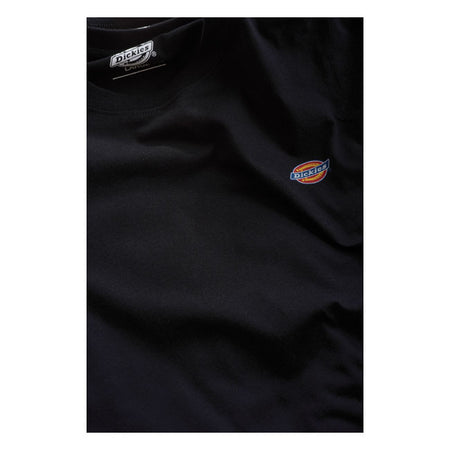 The Dickies Mapleton t-shirt is a regular fit crewneck t-shirt made of soft and breathable BCI certified cotton jersey featuring the iconic Dickies logo in small on the chest. Available in a wide selection of classic and seasonal colors. The classic staple cotton T-shirt made for everyday wear. Jersey 100% BCI cotton 160 GSM