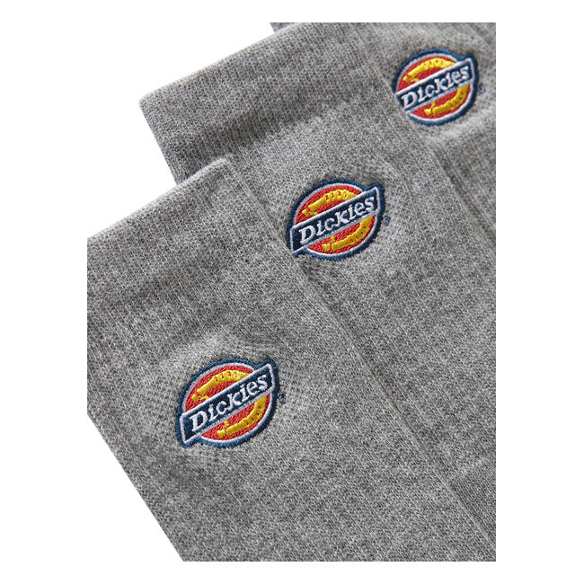 The Dickies Valley Grove socks are authentic ribbed ankle socks with embroidered Dickies logo on the top. A classic athletic style that come in a pack of three; in one color or three different colors. Available in a wide range of classic and seasonal colors. A fresh pair of socks every day made for all occasions. Ribbed crew socks 68% cotton / 24% polyester / 5% polyamide / 3% elastane