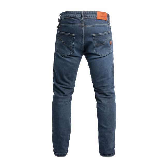 The John Doe Taylor monolayer gives you AAA certified jeans in monolayer fabric design; as the name suggests; for a cool and comfortable wearing experience on a hot day. The design is based on a special weaving process that combines denim fabric with XTM-Fiberr. In combination with the knee and hip protectors; this will protect you from anything you might encounter on the road. Taylor Monolayer has a straight-fit classical five-pocket design in an authentic denim look. Details such as eyelets to attach glov
