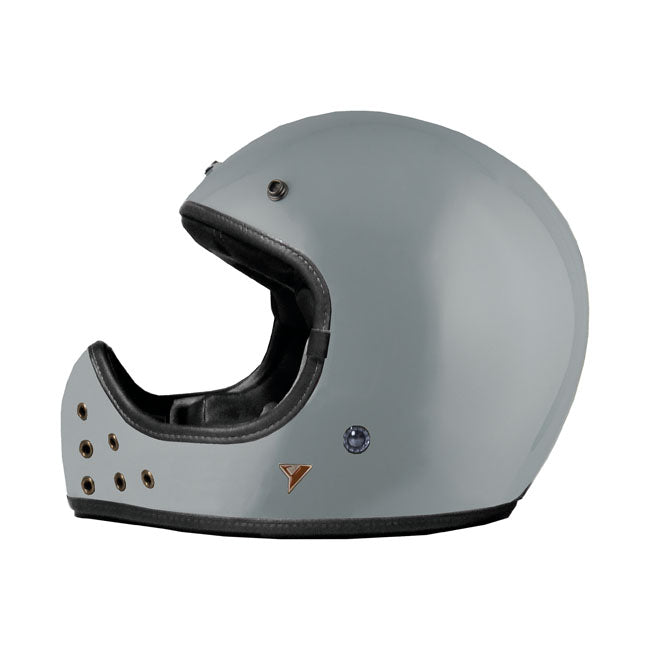 The By City Rock helmet incorporates the latest technological advances and developments to make its characteristics to be very light and ventilated. It has been designed for those who are looking for a classic aesthetic. With a very compact and refined design; with leather interiors and finishes; it has an easy to use double ring fastening system for a perfect fit. Removable and washable inner padding. The helmet is ECE/UN R.22.06 approved.