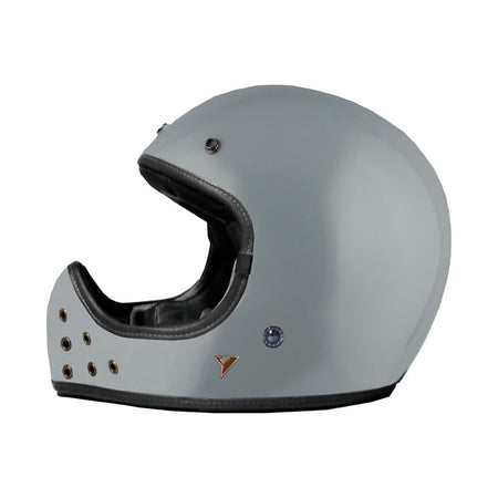 The By City Rock helmet incorporates the latest technological advances and developments to make its characteristics to be very light and ventilated. It has been designed for those who are looking for a classic aesthetic. With a very compact and refined design; with leather interiors and finishes; it has an easy to use double ring fastening system for a perfect fit. Removable and washable inner padding. The helmet is ECE/UN R.22.06 approved.