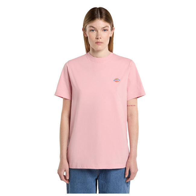 The Dickies Mapleton t-shirt is a regular fit short sleeve female crewneck made of soft and breathable BCI certified cotton jersey; featuring a small Dickies logo on the chest. The classic staple cotton T-shirt made for everyday wear. Jersey 100% BCI cotton 160 GSM