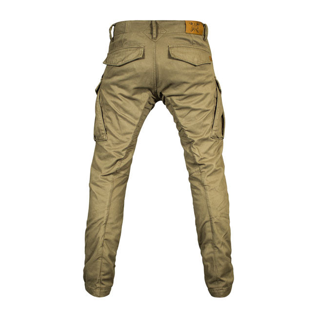 The John Doe Cargo Stroker XTMr pant is AAA-certified with lining in the XTM-Fiberr plus knee and hip protectors to keep you protected in every situation. Cargo Stroker XTMr has two front pockets and one coin pocket as well as secure back pockets with press studs. Apart from that; you'll find two angled cargo pockets that close tight on the side as well as an additional side pocket with a YKK zipper. Cargo Stroker XTMr is tailored for a close fit in robust cotton outer fabric for comfort that will always ke