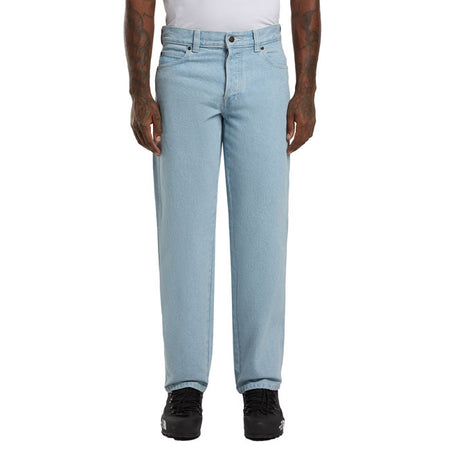 The Dickies 983 Regular straight jeans are sturdy; straight-cut denim pants that combine durability with classic style. Made from 100% cotton; these denim jeans offer natural comfort and good durability; ideal for daily use. Its regular cut ensures a balanced silhouette; perfect for a timeless look. With its classic 5-pocketdesign; it combines functionality and aesthetics; allowing you to keep your essentials close at hand while displaying a sleek style. These jeans are a must-have for anyone looking for a 