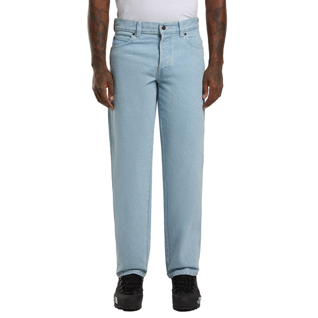 The Dickies 983 Regular straight jeans are sturdy; straight-cut denim pants that combine durability with classic style. Made from 100% cotton; these denim jeans offer natural comfort and good durability; ideal for daily use. Its regular cut ensures a balanced silhouette; perfect for a timeless look. With its classic 5-pocketdesign; it combines functionality and aesthetics; allowing you to keep your essentials close at hand while displaying a sleek style. These jeans are a must-have for anyone looking for a 