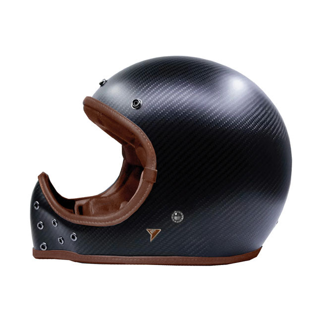 The By City Carbon Rock helmet incorporates the latest technological advances and developments to make its characteristics to be very light and ventilated. It has been designed for those who are looking for a classic aesthetic. With a very compact and refined design; with leather interiors and finishes; it has an easy to use double ring fastening system for a perfect fit. Removable and washable inner padding. The helmet is ECE/UN R.22.06 approved.