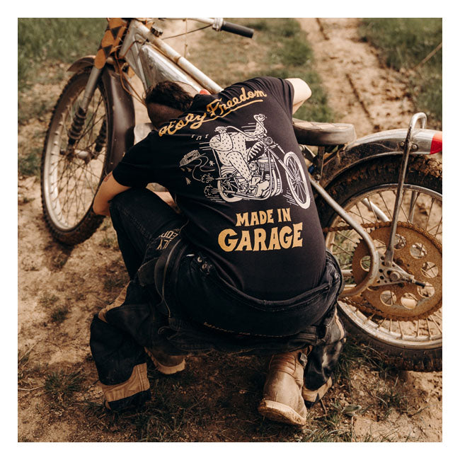 Holy Freedom Yeti Tshirt Zwart Slub Katoen Met Hartprint Voorop Patch Zak Backdesign Strakke Pasvorm