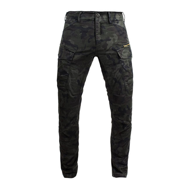Ultralight with stacks of useful features: John Doe Defender Monolayer slim fit pants combines our XTM-Fiberr with the outer fabric using a specialised weaving process. This gives you CE AAA-certified motorcycle pants in only one layer of fabric for a cool and comfortable wearing experience on a hot day. In combination with the knee and hip protectors; this will protect you from anything you might encounter while you're on the road. Apart from the front and back pockets; Defender Monolayer also has classica