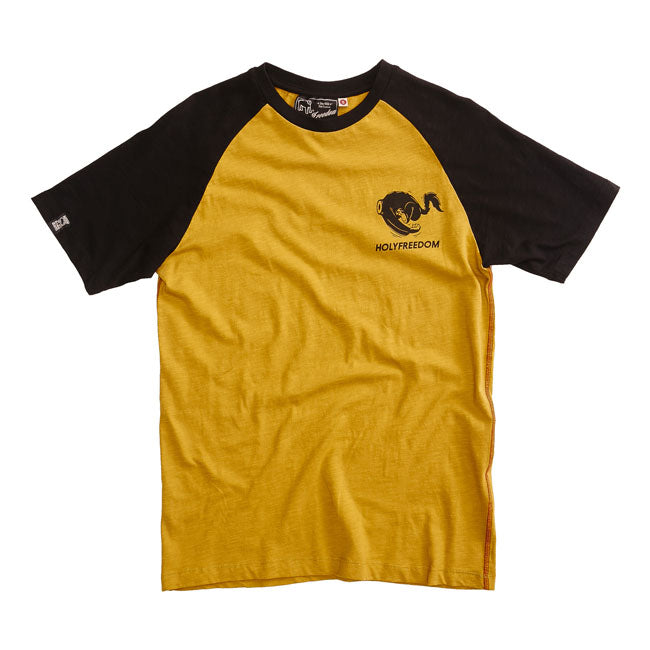 Step into the legend of the open road with the Shoeless Joe t-shirt by Holy Freedom. Made from 100% slub cotton; its textured feel and breathable weight make it as comfortable as it is iconic. The regular with the vintage-style graphic print nods to classic biker culture with a modern edge. Finished with contrast stitching and a reinforced crew neckline; it's built for riders; dreamers; and anyone who moves through life with throttle wide open.