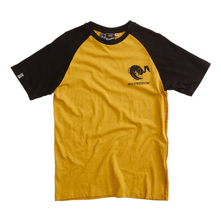 Step into the legend of the open road with the Shoeless Joe t-shirt by Holy Freedom. Made from 100% slub cotton; its textured feel and breathable weight make it as comfortable as it is iconic. The regular with the vintage-style graphic print nods to classic biker culture with a modern edge. Finished with contrast stitching and a reinforced crew neckline; it's built for riders; dreamers; and anyone who moves through life with throttle wide open.
