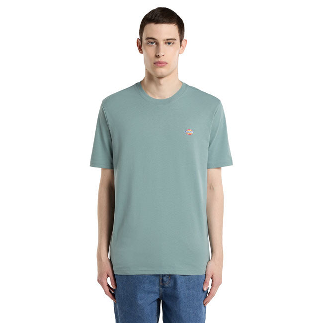 The Dickies Mapleton t-shirt is a regular fit crewneck t-shirt made of soft and breathable BCI certified cotton jersey featuring the iconic Dickies logo in small on the chest. Available in a wide selection of classic and seasonal colors. The classic staple cotton T-shirt made for everyday wear. Jersey 100% BCI cotton 160 GSM