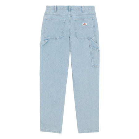 The Garyville jeans of Dickies is one of the core pieces; a regular cut carpenter pant with authentic style and detailing. Straight fit with a slight taper on the leg; featuring hammer loop and tool pocket; two rounded rear patch pockets and coin pocket on the front. Made of hardwearing 12.5 oz denim in rinsed; classic blue or vintage blue washes with contrast stitching.