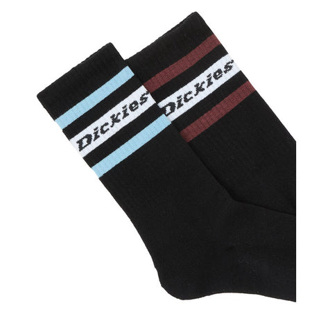 The Dickies Genola socks are the authentic ribbed ankle socks with contrasting stripes and Dickies script logo running across the top. A classic athletic style that comes in a pack of two. A fresh pair of socks made for everyday wear.