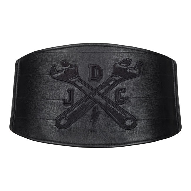 This comfortable fit kidney belt is made from bovine leather with a thickness of 1-1;1mm. On the back is the John Doe classic logo embroidered. You can close the belt with two adjustable tabs. On the waist are stretch lips and an outside pocket closed with zipper.