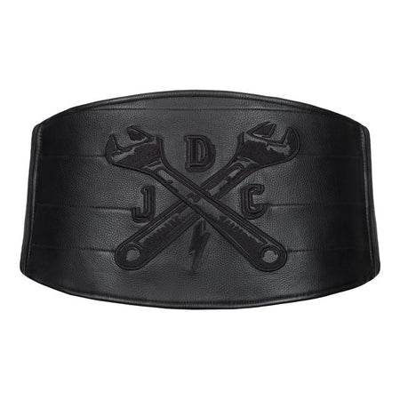 This comfortable fit kidney belt is made from bovine leather with a thickness of 1-1;1mm. On the back is the John Doe classic logo embroidered. You can close the belt with two adjustable tabs. On the waist are stretch lips and an outside pocket closed with zipper.