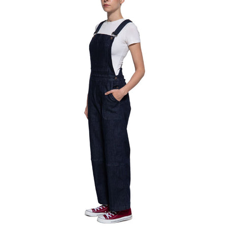 This Bib overall from Queen Kerosin bring worker charm with a feminine twist to your style. Made from lightweight; stretchy denim; they fit comfortably and move with you; whether you''re on tour; tinkering; or dancing at the next festival. The wide crossback straps; metal buttons; and patch pockets underscore the casual look with an authentic vintage flair. The straight; wide leg creates a relaxed silhouette and perfectly rounds off the cool look. A true statement for anyone who loves denim and shows attitu