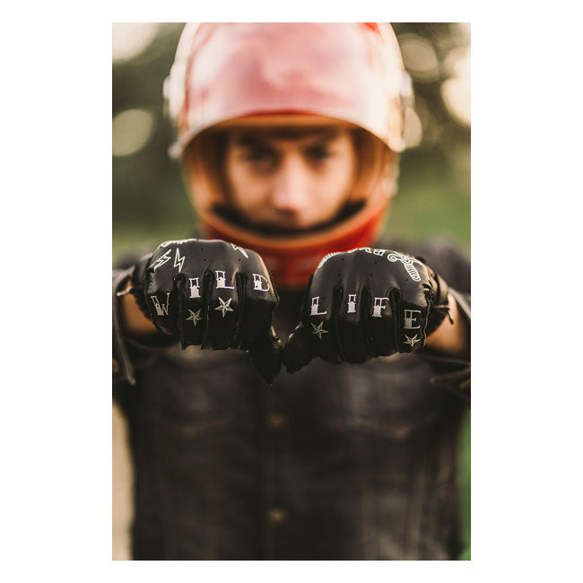 The By City Second Skin certified motorbike gloves that will be your second skin. The gloves are 100% made of high-quality leather. They incorporate double adjustment at the wrist by means of a metal button and hand sewn finishing touches. One of the most important aspects to ride a motorbike are the gloves. In the event of a fall; the first thing that comes into contact with the ground are the hands; hence their importance. That is why the Second Skin motorbike gloves have anti-abrasion reinforcements on t