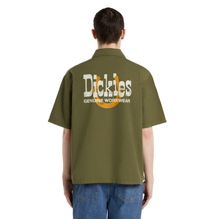The Dickies Vernal shirt is a boxy fit short sleeve button up shirt. Made out of 5oz plain weave slub cotton; this garment dyed shirt with wash down effect features front rounded chest pocket with dyed-to-match woven Dickies label; front placket; and large distressed Dickies horseshoe artwork on the back. A western inspired graphic take on a classic work shirt block.  Boxy fit 100% cotton 5oz plain weave slub cotton