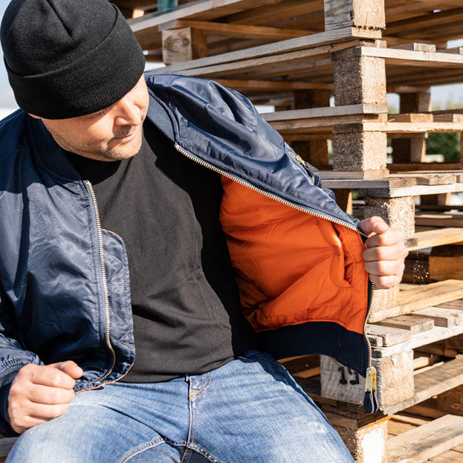 Army Surplus MA-1 Bomber Jas Blauw Reproductie 1950s Ontwerp Met Nylon Materiaal En Oranje Voering