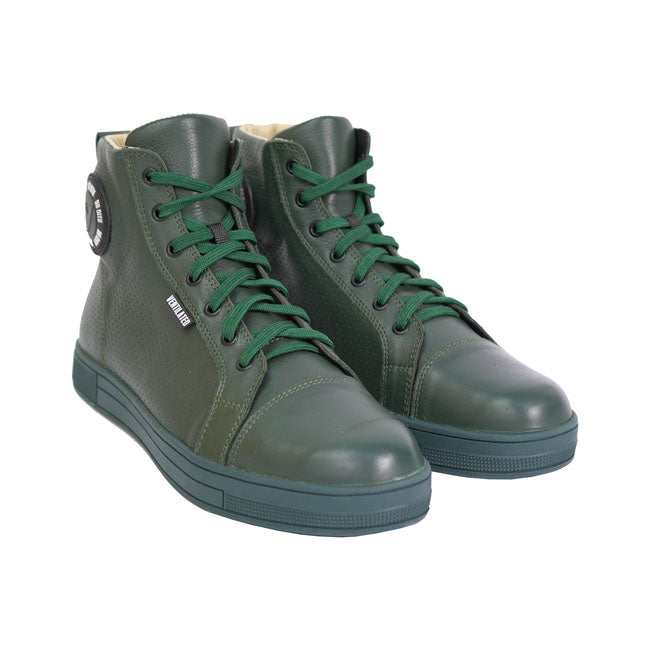 Ride with style and safety with the By City Tradition II shoes. On top of looking great; these shoes have all the protection a biker needs. Crafted from perforated leather; they feature toe; ankle; and heel protections as well as reflective elements for added visibility. Lace-ups make them easy to put on; while the inner leather lining provides extra comfort while riding. But it?s not just about looks: non-slip sole keeps you safe on any terrain and is EN 13634:2017 certified for maximum security. Get your 