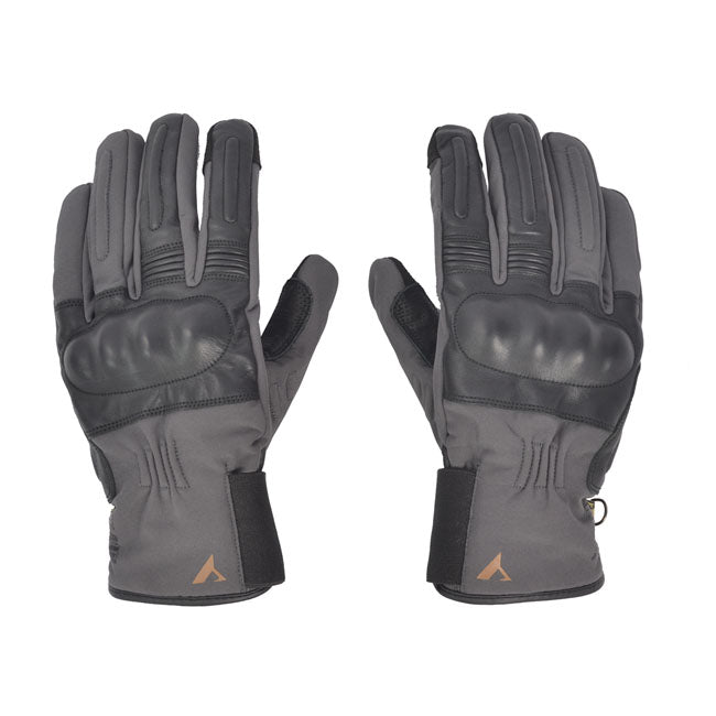 The By City Artic motorcycle gloves perfect for winter made of 100% leather of the best quality and Softshell fabric. Elegant motorcycle glove that stands out for its great security; with protections on the knuckles; Aramid anti-abrasion reinforcement on the palm; adjustable with velcro; and tactile function on the index finger. Product approved for motorcycle CE UNE-EN 13594: 2015.