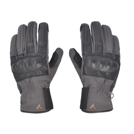 The By City Artic motorcycle gloves perfect for winter made of 100% leather of the best quality and Softshell fabric. Elegant motorcycle glove that stands out for its great security; with protections on the knuckles; Aramid anti-abrasion reinforcement on the palm; adjustable with velcro; and tactile function on the index finger. Product approved for motorcycle CE UNE-EN 13594: 2015.