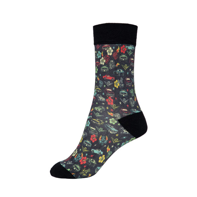 Muscle cars and tropical flair; these King Kerosin socks bring two worlds together! The detailed all-over design with classic V8 legends and hibiscus blossoms creates a true vintage charm. Thanks to the soft; stretchy material; they offer a comfortable fit and are pleasant to wear. Perfect for those with petrol in their veins and who don''t leave style to chance.