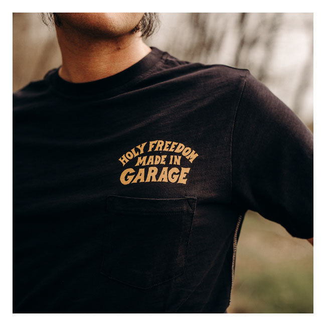 The Holy Freedom Yeti t-shirt is a step into the world of adventure. Made from 100% slub cotton (160 gr); this short-sleeved; crew-neck tee features a bold heart print on the front; a practical patch pocket; and an eye-catching back design. The t-shirt has a tight fit so for a more comfortable fit; we recommend ordering one size up. Enjoy style and freedom with the Holy Freedom Yeti t-shirt.
