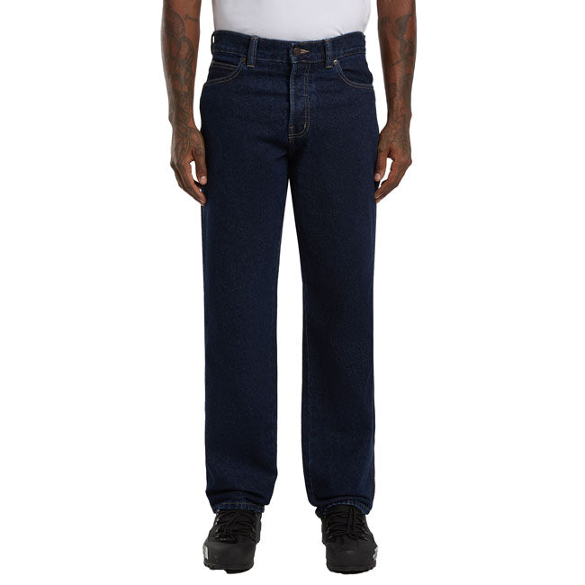The Dickies 983 Regular straight jeans are sturdy; straight-cut denim pants that combine durability with classic style. Made from 100% cotton; these denim jeans offer natural comfort and good durability; ideal for daily use. Its regular cut ensures a balanced silhouette; perfect for a timeless look. With its classic 5-pocketdesign; it combines functionality and aesthetics; allowing you to keep your essentials close at hand while displaying a sleek style. These jeans are a must-have for anyone looking for a 