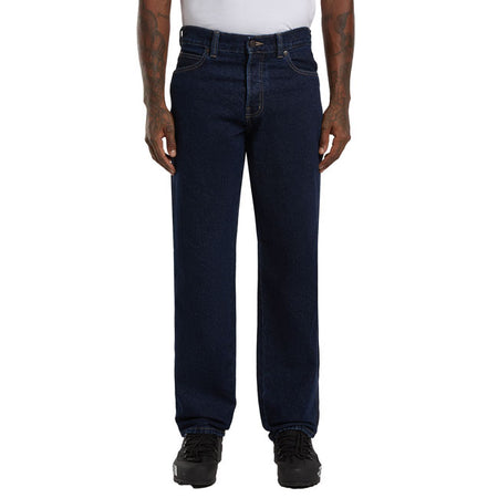 The Dickies 983 Regular straight jeans are sturdy; straight-cut denim pants that combine durability with classic style. Made from 100% cotton; these denim jeans offer natural comfort and good durability; ideal for daily use. Its regular cut ensures a balanced silhouette; perfect for a timeless look. With its classic 5-pocketdesign; it combines functionality and aesthetics; allowing you to keep your essentials close at hand while displaying a sleek style. These jeans are a must-have for anyone looking for a 