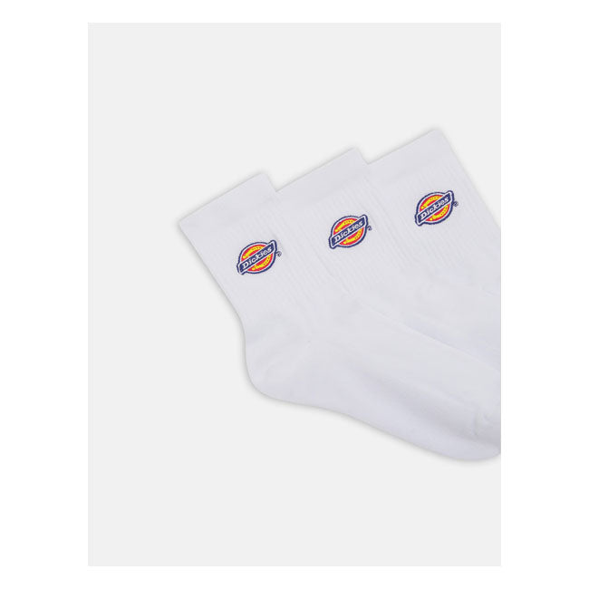 The Dickies Valley Grove socks are authentic ribbed ankle socks with embroidered Dickies logo on the top. A classic athletic style that come in a pack of three; in one color or three different colors. Available in a wide range of classic and seasonal colors. A fresh pair of socks every day made for all occasions. Ribbed crew socks 68% cotton / 24% polyester / 5% polyamide / 3% elastane