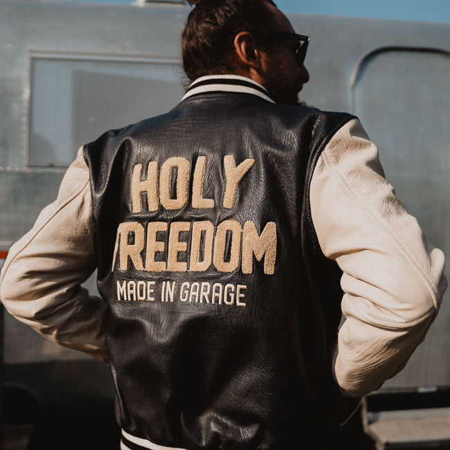 Holy Freedom Varsity Jas Zwart Buffelleer Met Rode Zijde Voering En Ritszakken Binnenzakken