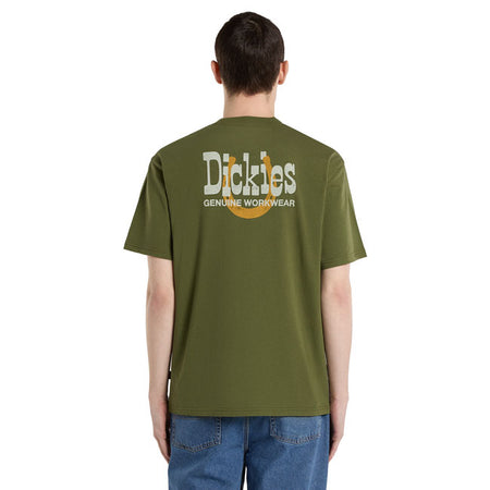 The Dickies Vernal t-shirt is a relaxed fit graphic t-shirt with ranch inspired artwork. Made out of 200GSM flex cotton; features include Western style Dickies on the left hand chest; large distressed Dickies horseshoe artwork on the back; and woven Dickies side seam label. An everyday t-shirt with a playful nod to old western heritage.  Relaxed fit 100% cotton 200 GSM