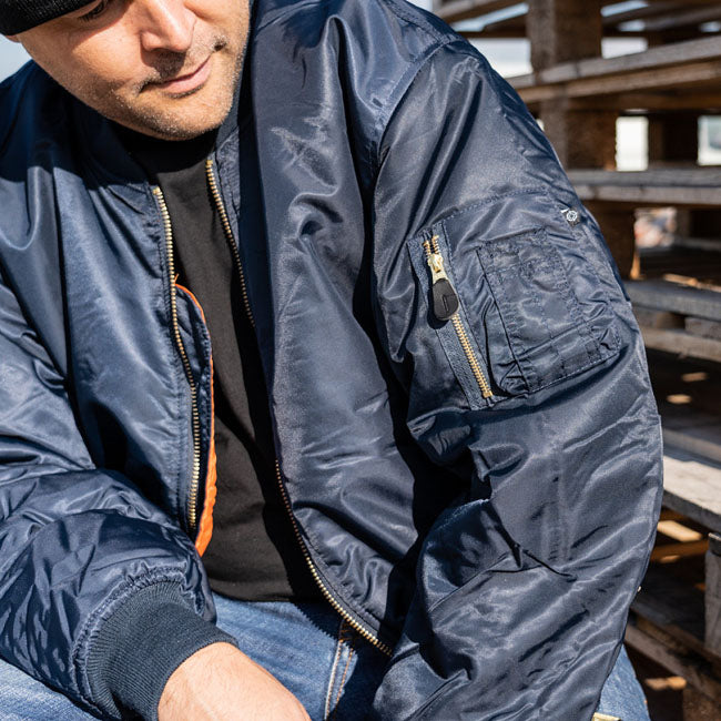 Padded flight jacket with metal zipper made of 100% nylon. This is a reproduction of the authentic MA-1 flight jacket which was developed in the 1950s by the US Airforce. Warm quilted jacket which is made of strong nylon material. Equipped with a low collar and 2 large side pockets on the front.ÿThe MA-1 Bomber is a great jacket that can be used perfectly for various activities. The inner lining of the jacket is orange. This striking color has a reason; it''sÿoriginally designed for pilots who need help. 