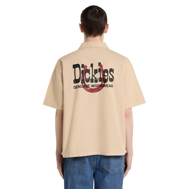 The Dickies Vernal shirt is a boxy fit short sleeve button up shirt. Made out of 5oz plain weave slub cotton; this garment dyed shirt with wash down effect features front rounded chest pocket with dyed-to-match woven Dickies label; front placket; and large distressed Dickies horseshoe artwork on the back. A western inspired graphic take on a classic work shirt block.  Boxy fit 100% cotton 5oz plain weave slub cotton