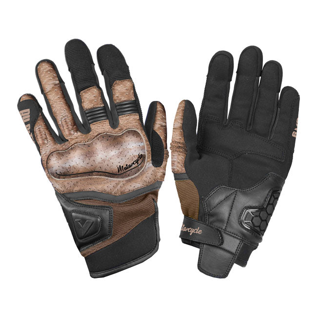 The By City Tokio gloves made of perforated leather and anti-abrasion fabric of the highest quality. They incorporate Flexishock protection on the knuckles; aramid anti-abrasion on the palm of the hand and are adjustable by velcro on the wrist. They have the touch function on the index finger and are CE approved; CE UNE-EN:13595:2015-CE. Enjoy the summer with these Tokio gloves. Available in black; black/brown and yellow.